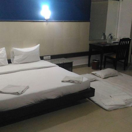 Ocean Waves Sun Baga Hotel Exterior foto