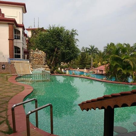 Ocean Waves Sun Baga Hotel Exterior foto