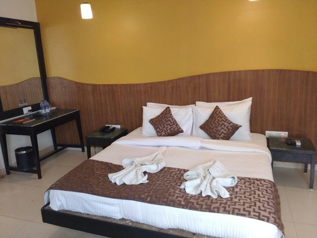 Ocean Waves Sun Baga Hotel Exterior foto