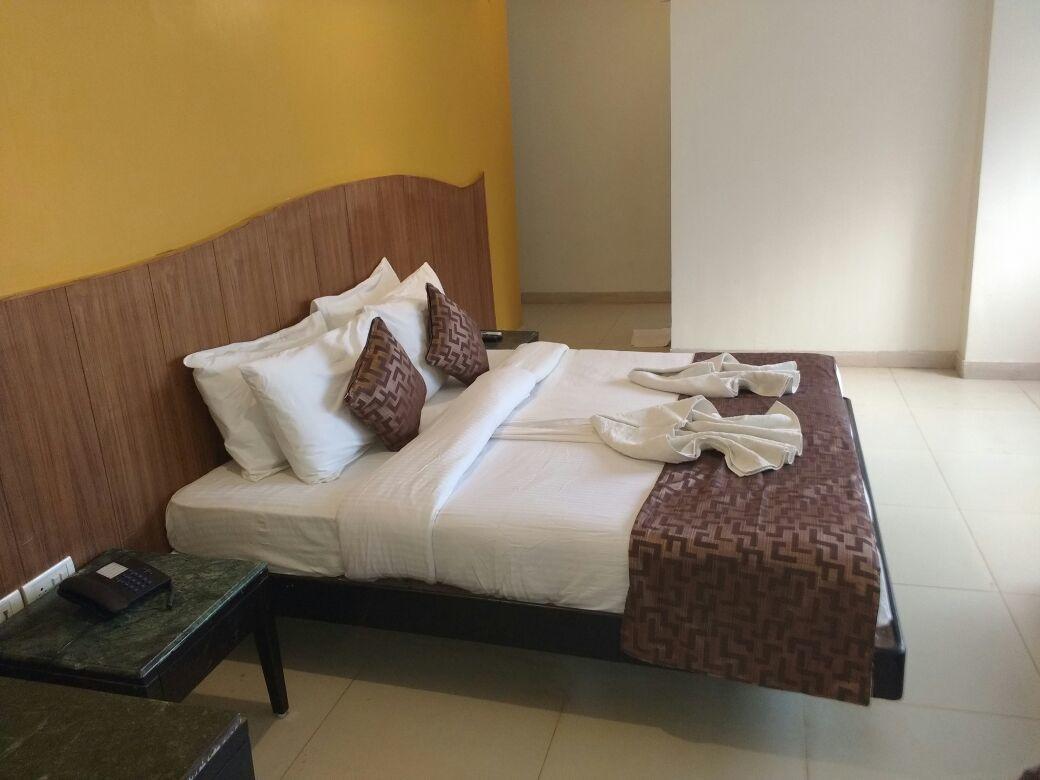 Ocean Waves Sun Baga Hotel Exterior foto