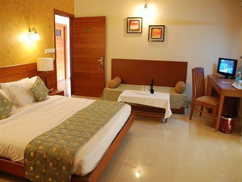 Ocean Waves Sun Baga Hotel Exterior foto