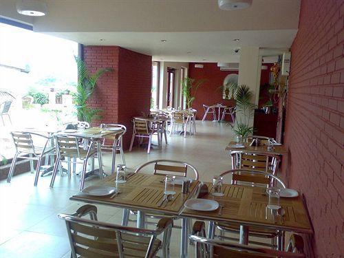 Ocean Waves Sun Baga Hotel Exterior foto