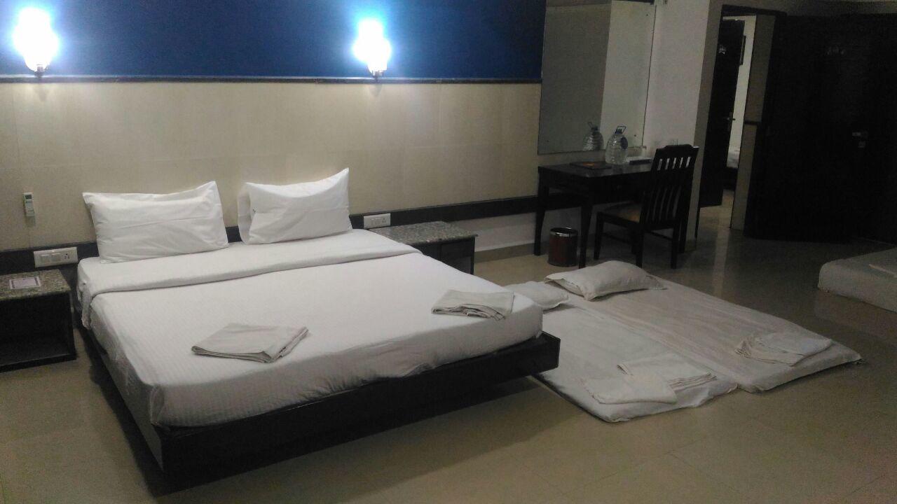 Ocean Waves Sun Baga Hotel Exterior foto